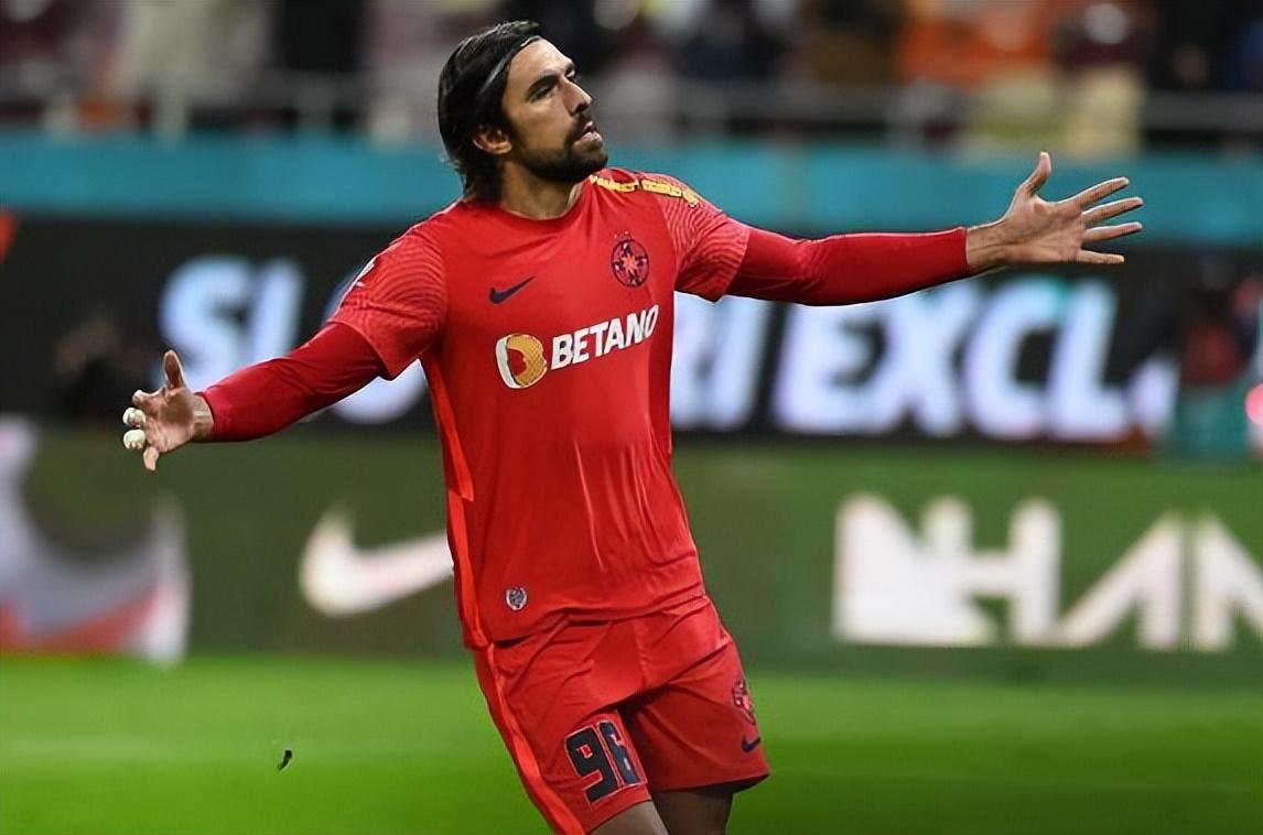 这位津门虎主力是中国香港队夺得首届FIFA东盟杯乙级冠军的关键功臣，决赛中他送出