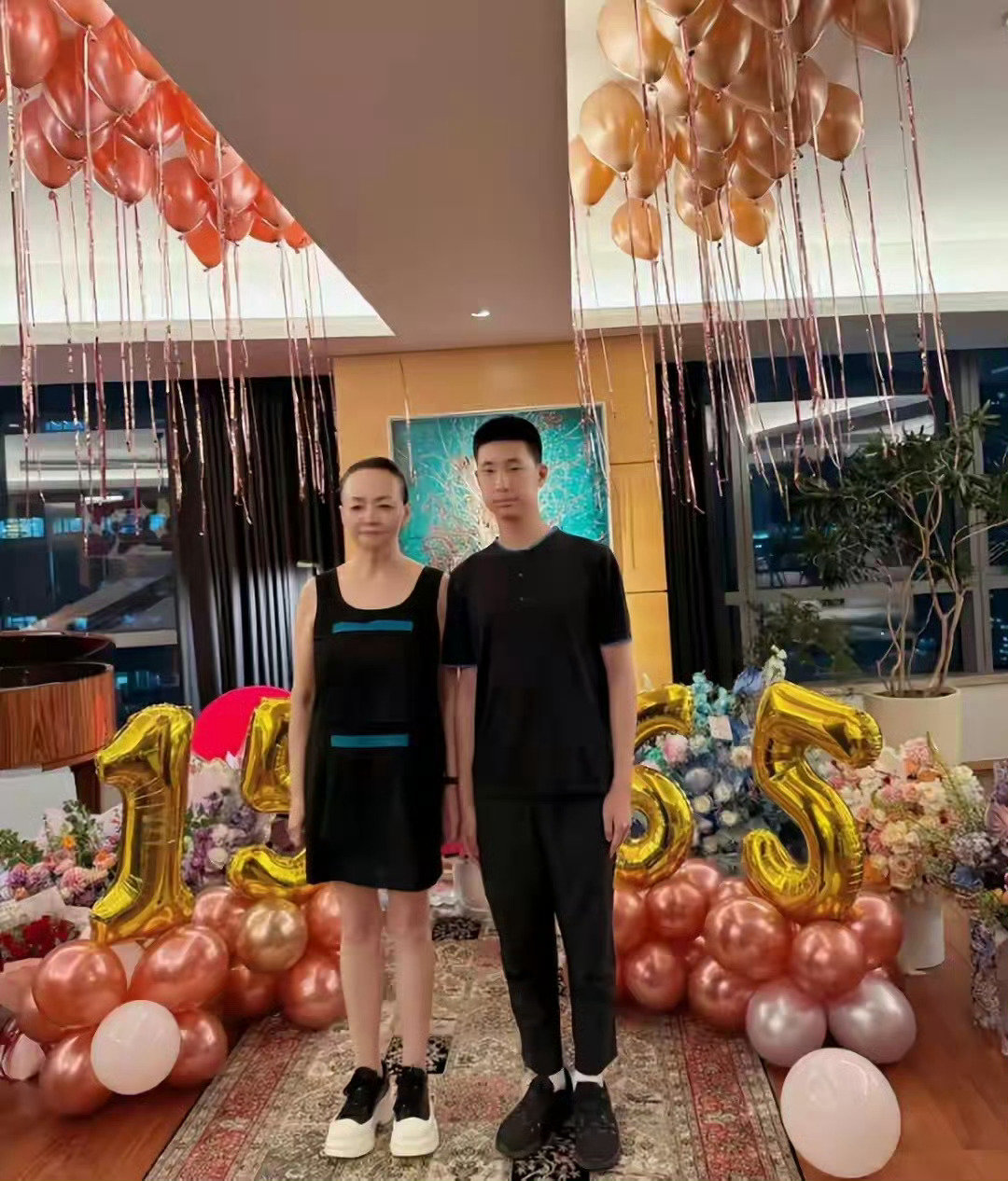 宋丹丹66大寿！亿元豪宅里全是鲜花气球，两个孙子陪着她，很幸福​
