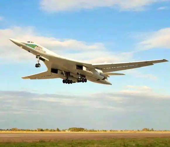 美国B-2轰炸机是中国克星？说白了，现在全球最顶尖的轰炸机，一个是俄罗斯的“白天