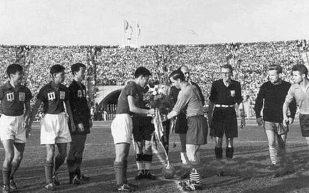 1964年，国足输给巴基斯坦，主管体育的贺龙元帅下令解散国家队，责令相关部门大力