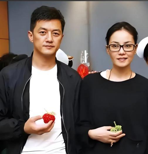 李嫣20岁生日宴上，王菲坐主桌，李亚鹏守邻桌，他端杯上前，她抬头轻点，两人全程对