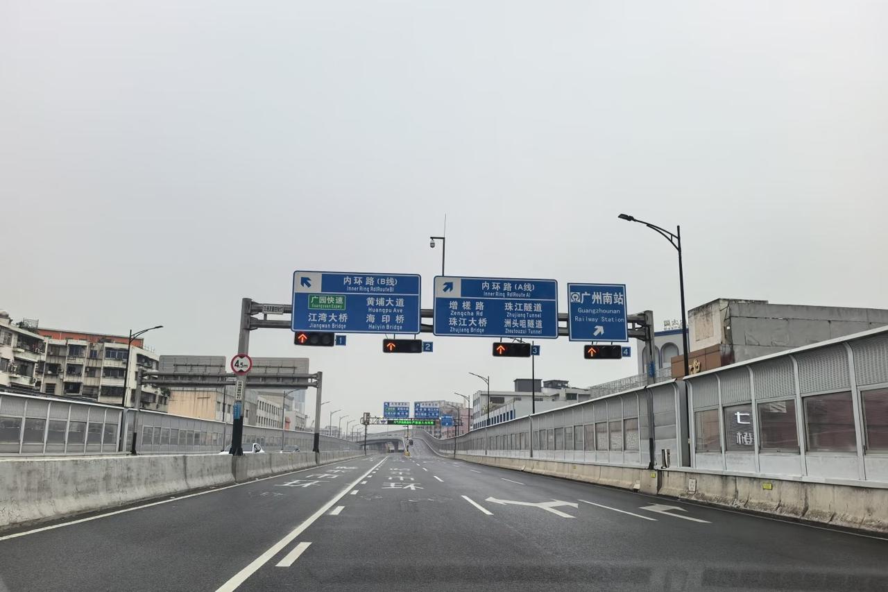 哪个大聪明想出来的在内环加个红绿灯突然多出这个红绿灯，原本挺顺畅的路立马堵了。