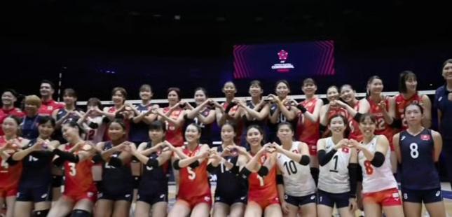 中国香港女排这回彻底尴尬了！亚锦赛惨败日本女排赛后的亲密合影被当地媒体痛批，不