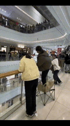 到底是孩子心理有问题，还是孩子一家子都有问题？在商场里，不知道什么原因，一