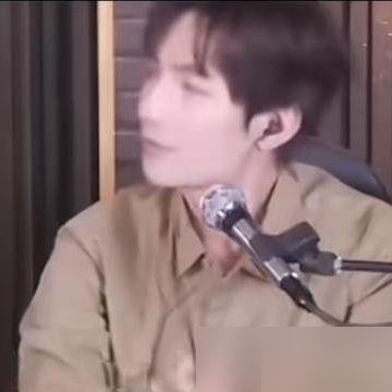 陈楚生直播做任务，全网都喊他打给张远苏醒。他犹豫半天，拨出去的是王啸坤。电话一通，两人聊音乐聊工作，
