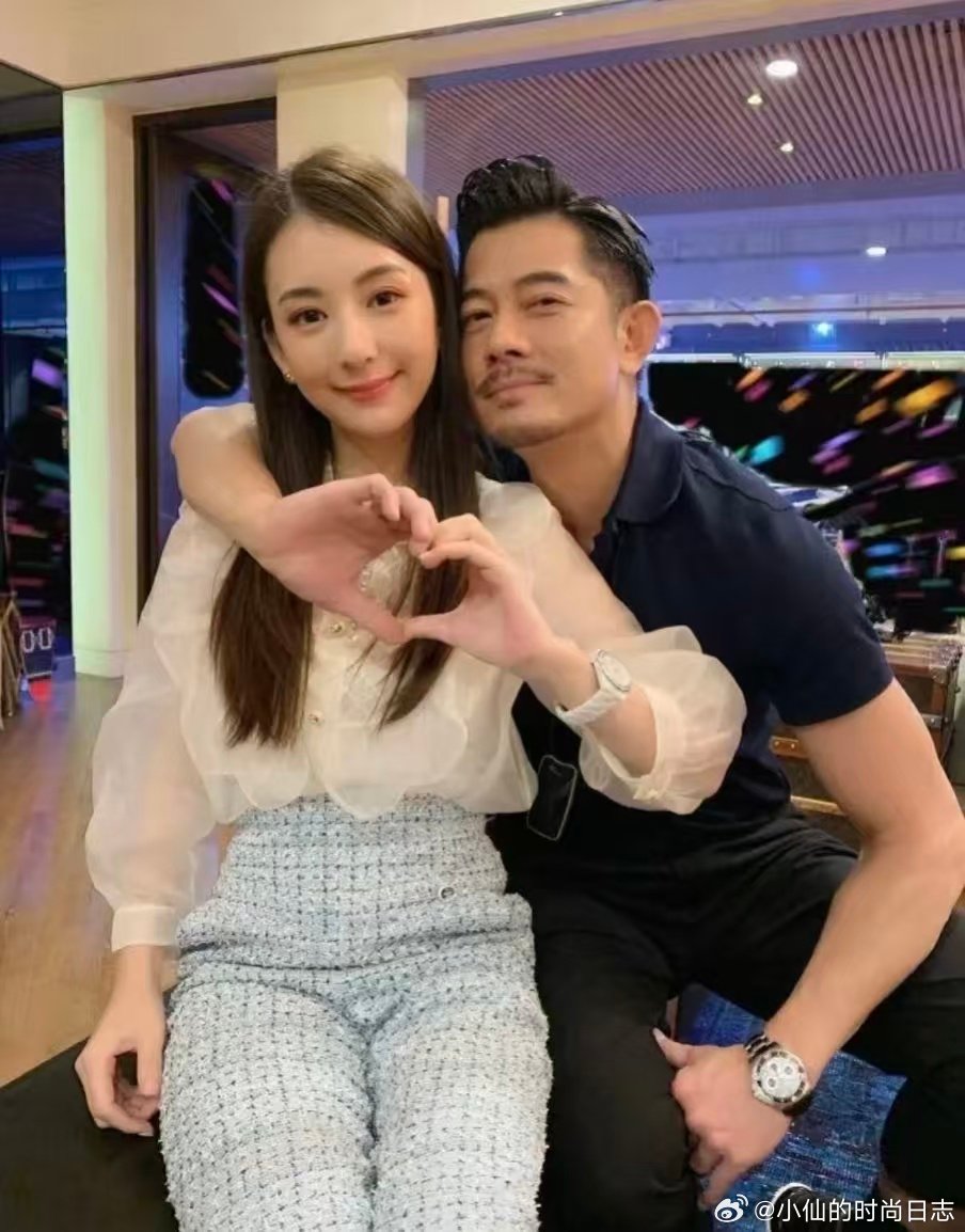 方媛也逃不过和郭富城人形立牌合影路边郭富城人形立牌能被坞民争相打卡，全是因为方媛