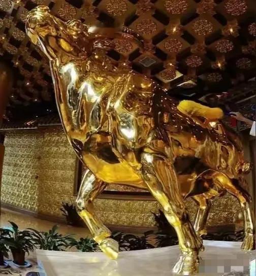 黄金暴涨，想起了华西村的那头大金牛，那头大金牛当时是300块钱一克，是一吨重，也