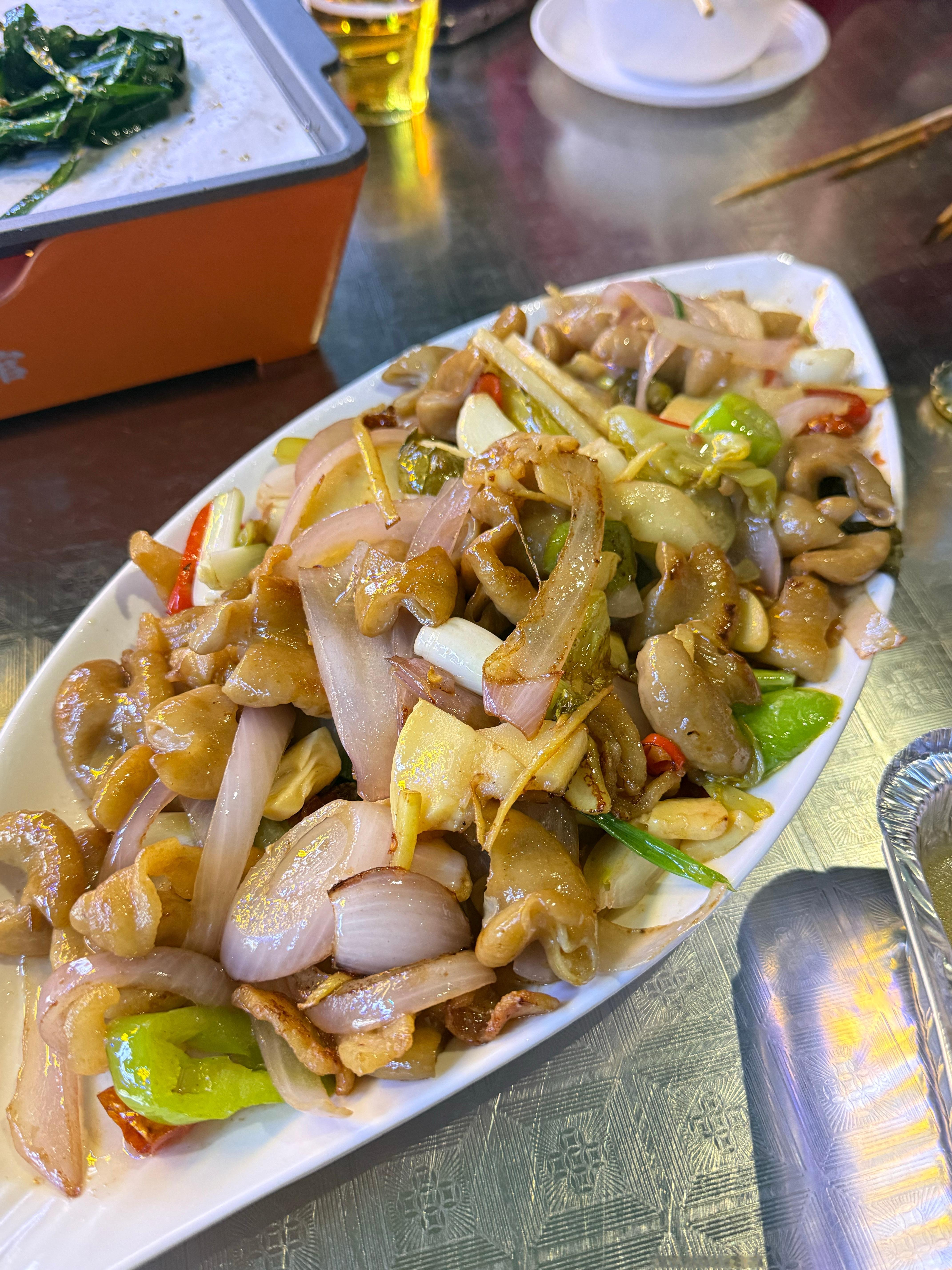 你们晚上吃什么？厦门好多小排档味道都不错，这家酸菜肥肠太酸爽了😋