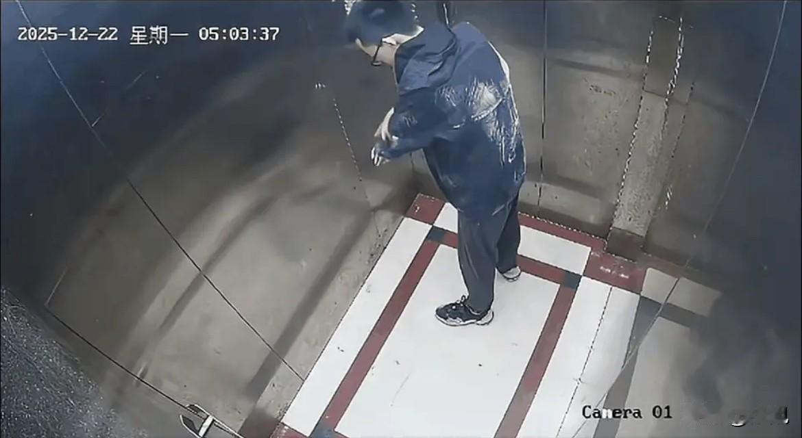 凌晨五点零七分，电梯监控拍下了一个年轻人最后的体面。他深蓝色外套上沾满白灰，