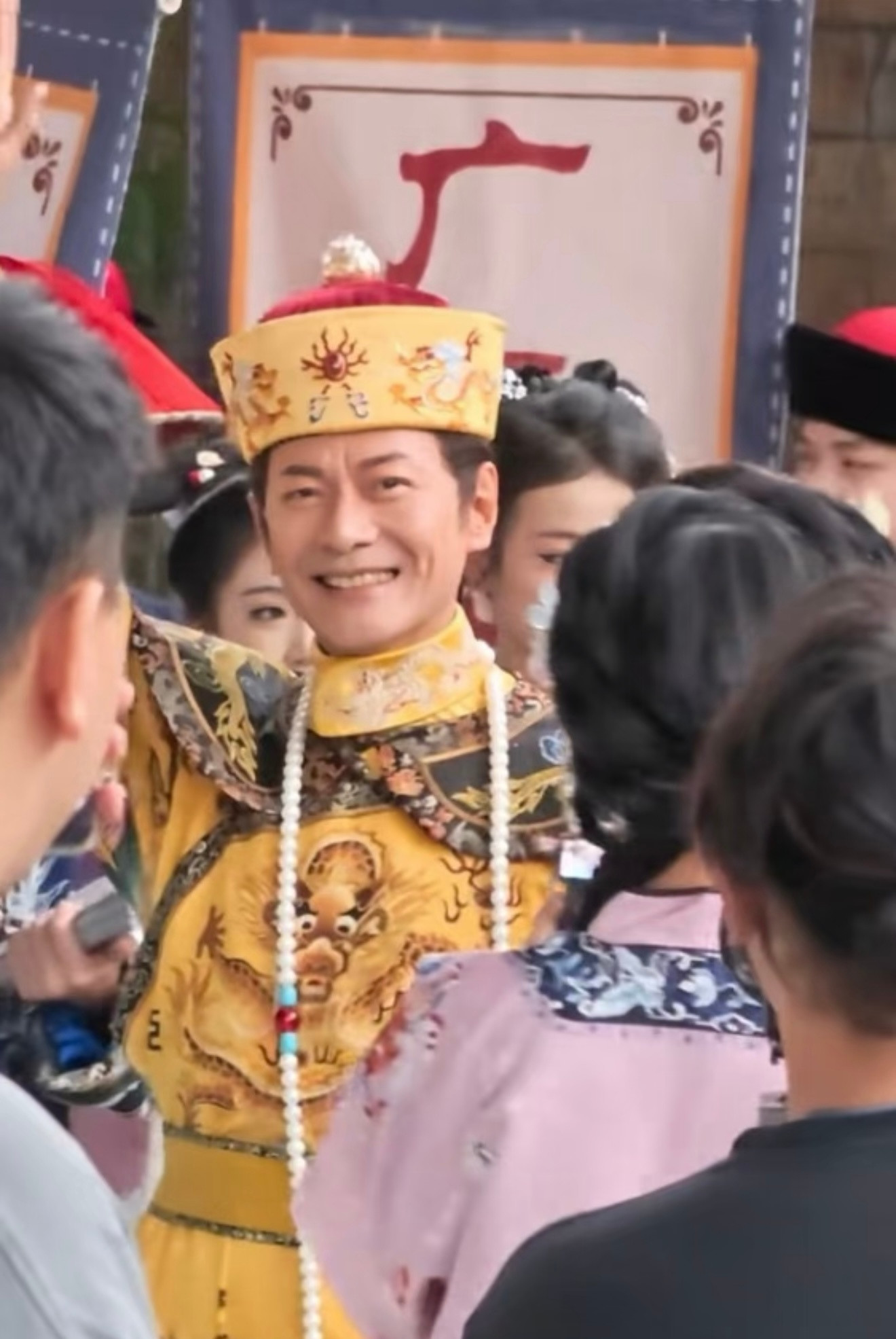 64岁演员江华暴瘦引网友担忧64岁江华春节开工扮演雍正，暴瘦引网民担忧。2月22