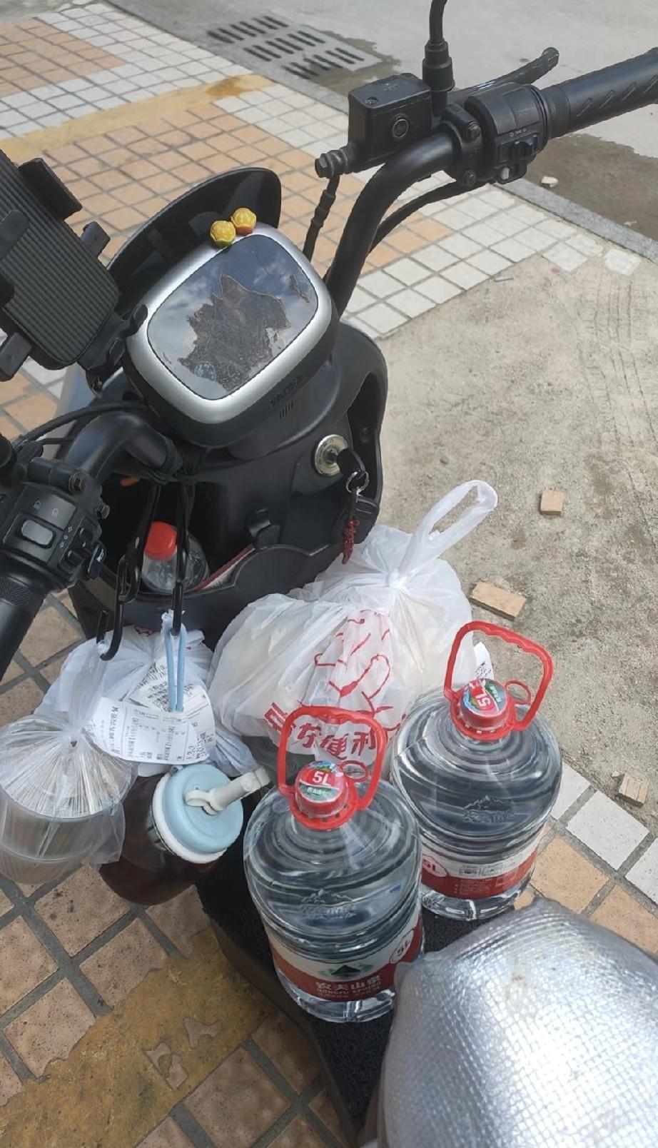跑众包这钱挣得值吗？80后兼职跑众包，电动车上绑着两大桶水，还有一堆外卖袋