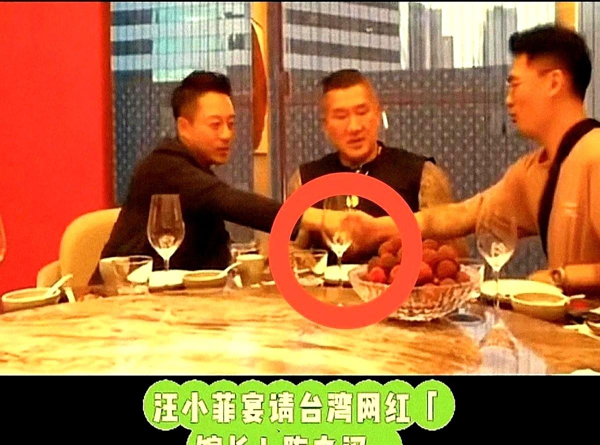 什么叫做真正的人物，再有流量能怎么样，小菲随便一坐，对比就出来了。再说说饭局