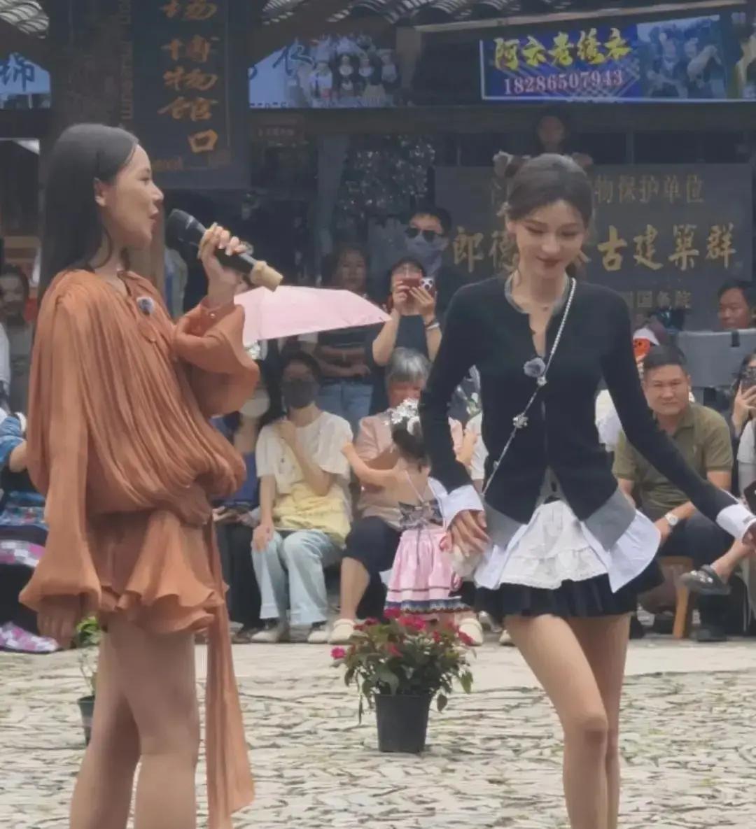 35岁张予曦贵州旅游生图曝光了，路人镜头下她竟穿着小短裙​