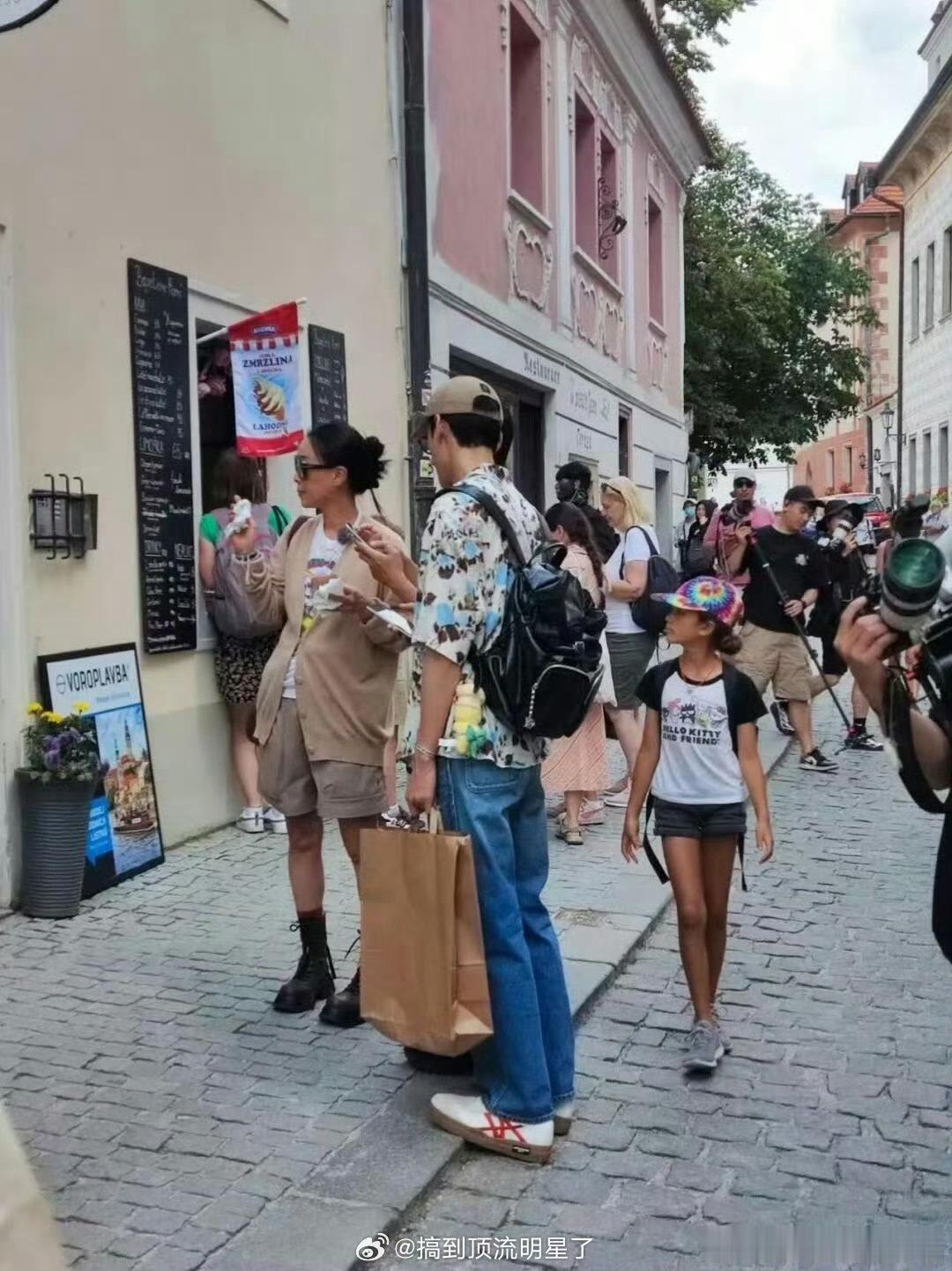 龚俊花儿与少年龚俊花少出来的路透每套衣服都超时尚，或者说人长得好长得高身材