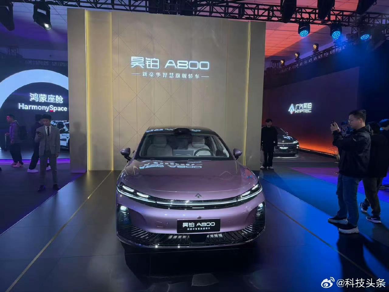 广汽昊铂A800竟然搭载了今天下午尊界S800首发的896线激光雷达、全车四颗激