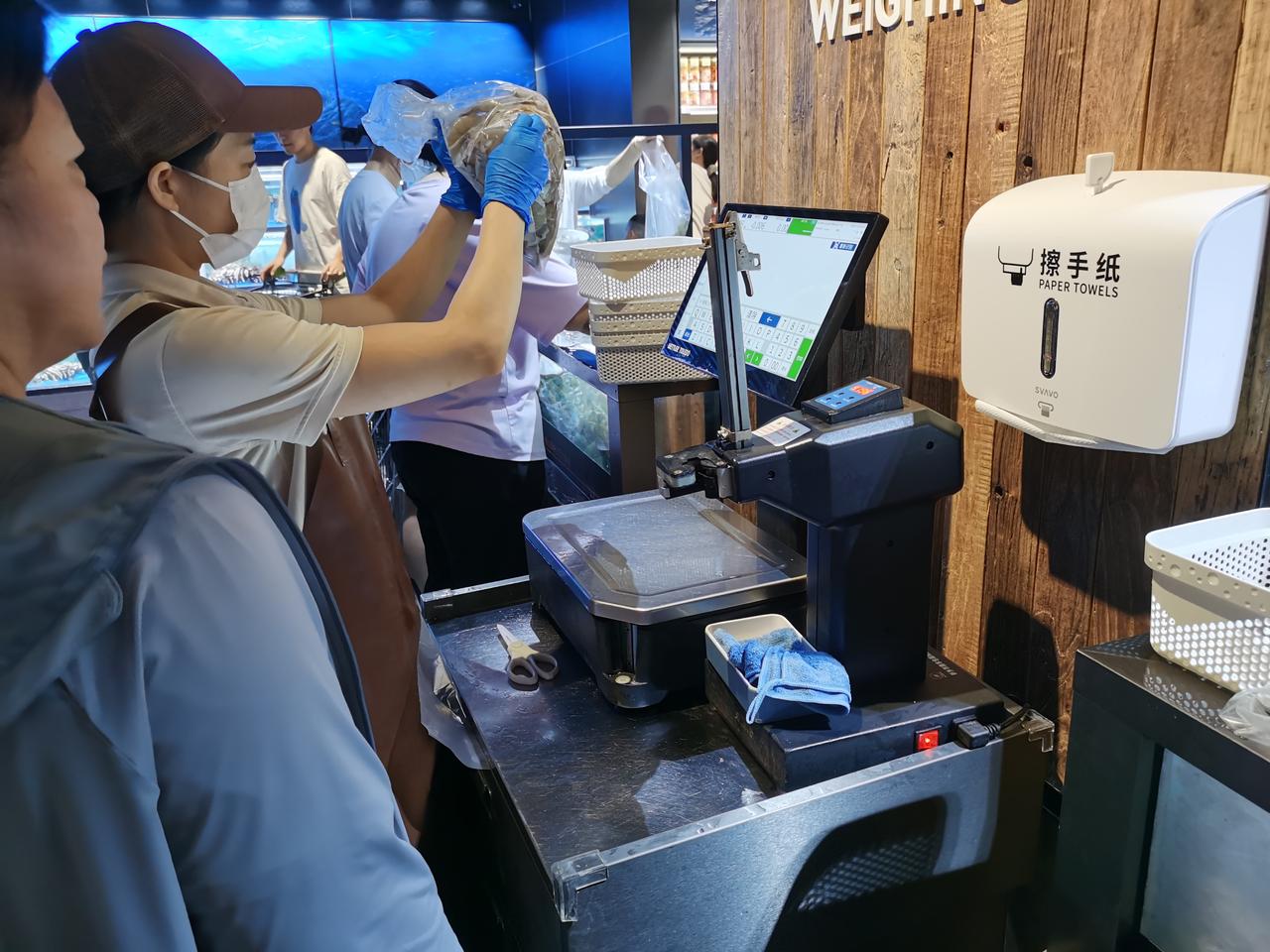 您看看胖东来是怎么做的？在胖东来超市海鲜称重台和活鱼称重台边上，永远都会放着一