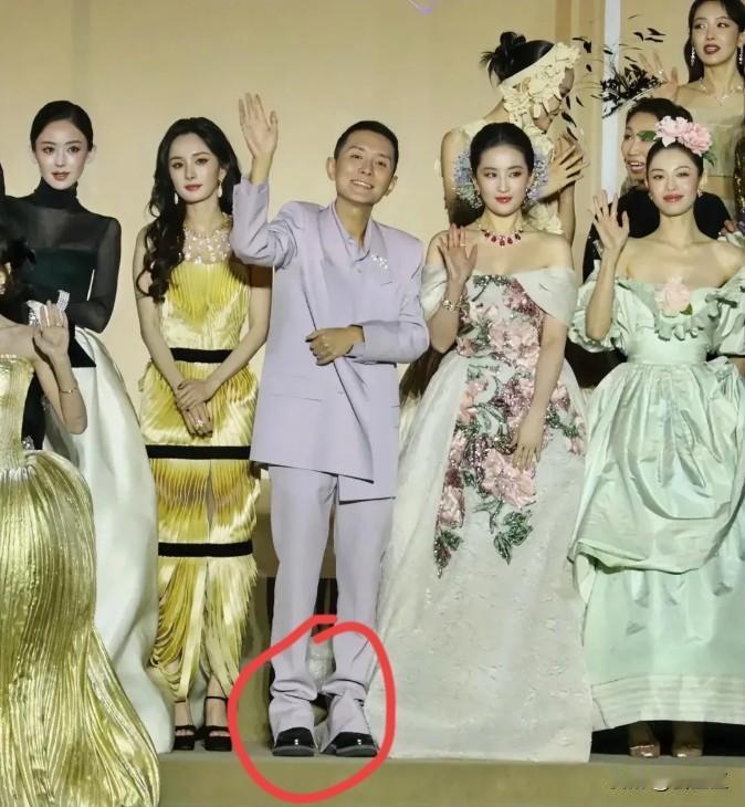 总觉得哪里不对劲，听说站在杨幂和刘亦菲中间这位西装男士，就是传说中执掌Vog