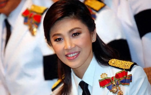 他信叫停英拉回国计划眼瞅着形势不妙，泰国总理佩通坦的父亲、前总理他信，赶忙叫停