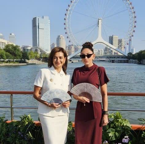 阿塞拜疆总统夫人兼第一副总统与亚美尼亚总理夫人在天津亲切合影。​​​