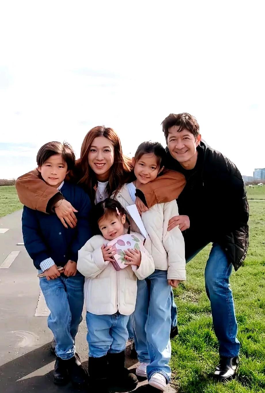 港媒报道，钟嘉欣跟现任丈夫打官司。她已向加拿大法院提起诉讼钟嘉欣的婚姻转折，