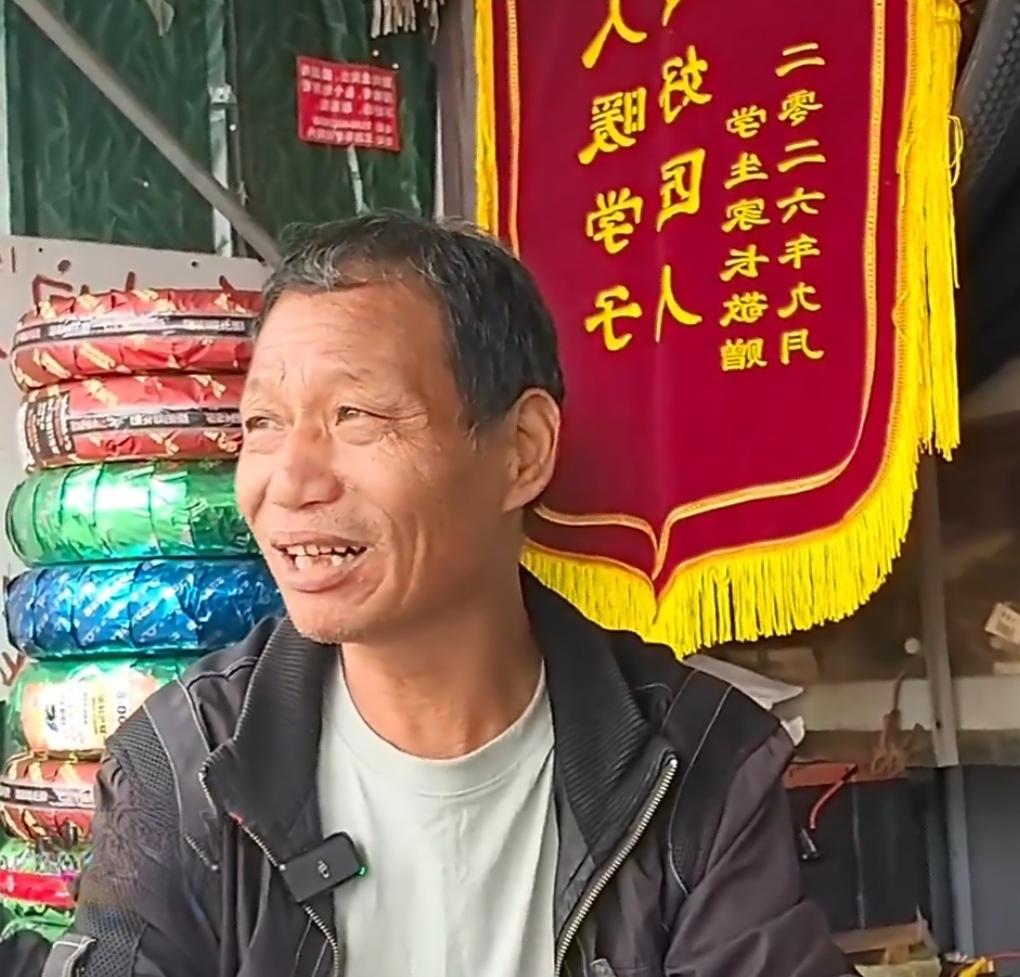 在山东菏泽牡丹区二十二中门口，有个不起眼的修车摊，54岁的摊主郭建喜，守着一条让