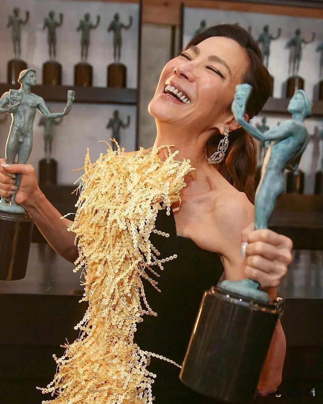 太牛了！杨紫琼又双叒叕创造历史了！14号柏林电影节官宣大消息！要给杨紫琼颁