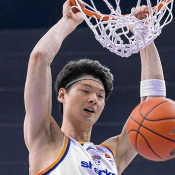 上海男篮球员刘铮称赞王哲林为了总冠军牺牲了很多数据。上海男篮球员刘铮接受采访时谈