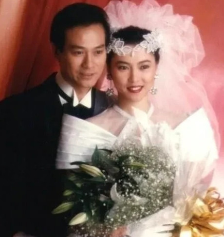 2008年，沈殿霞在香港去世，在她的葬礼上，义兄邓光荣突然发飙，指着郑少秋的鼻子