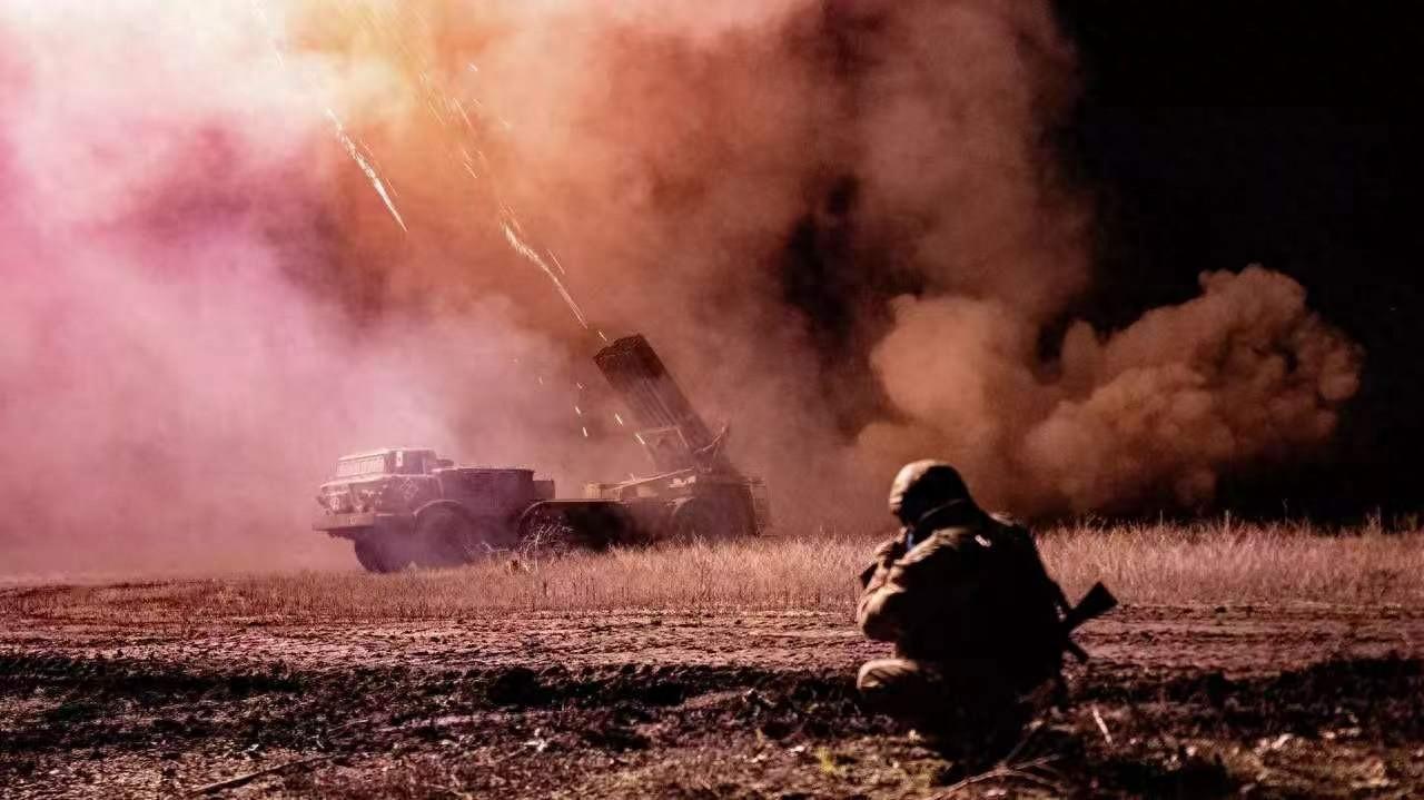 俄军突然改变战术！火雨炸弹覆盖乌军阵地：不再跟泽连斯基磨叽了就在俄乌谈判还在