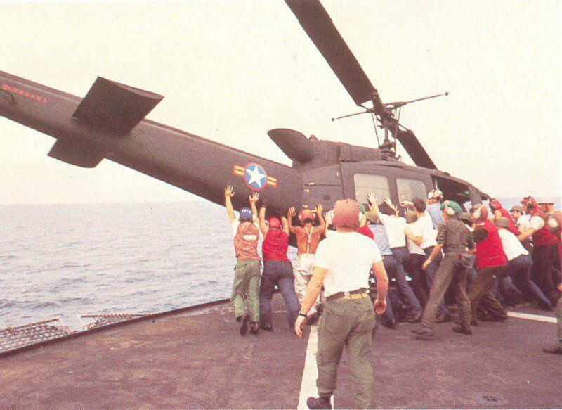 1975年4月29日的西贡陷落前夜。南越空军少校黎邦（Buang-Ly）把妻子和
