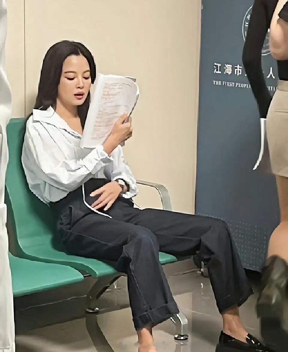 偶遇辛芷蕾在医院拍戏，看样子是真的累了​​​​