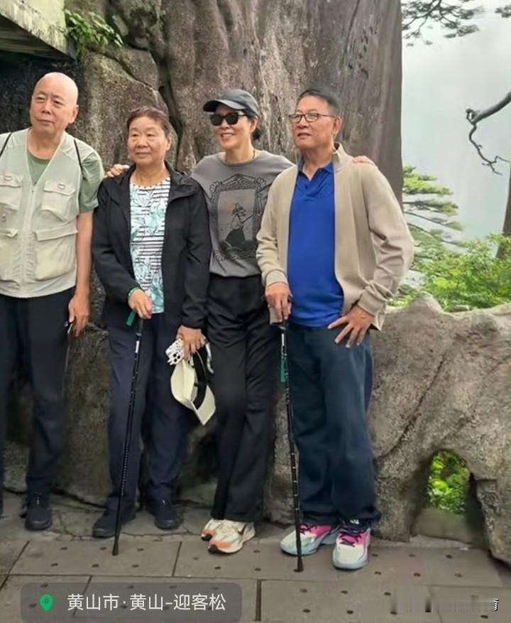 失踪人口郎平教练回归！近日，网友在安慰黄山旅游景区偶遇到了郎平教练一家人，郎导带