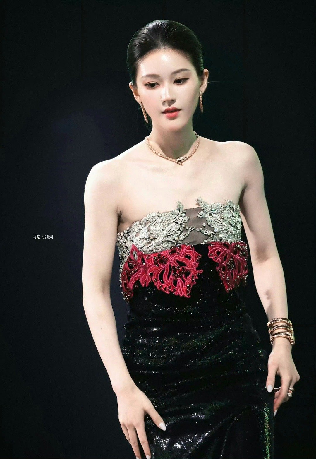 后知后觉，赵露思拿到年度影响力艺人才27岁……她还没有到30岁……这意味着什么？