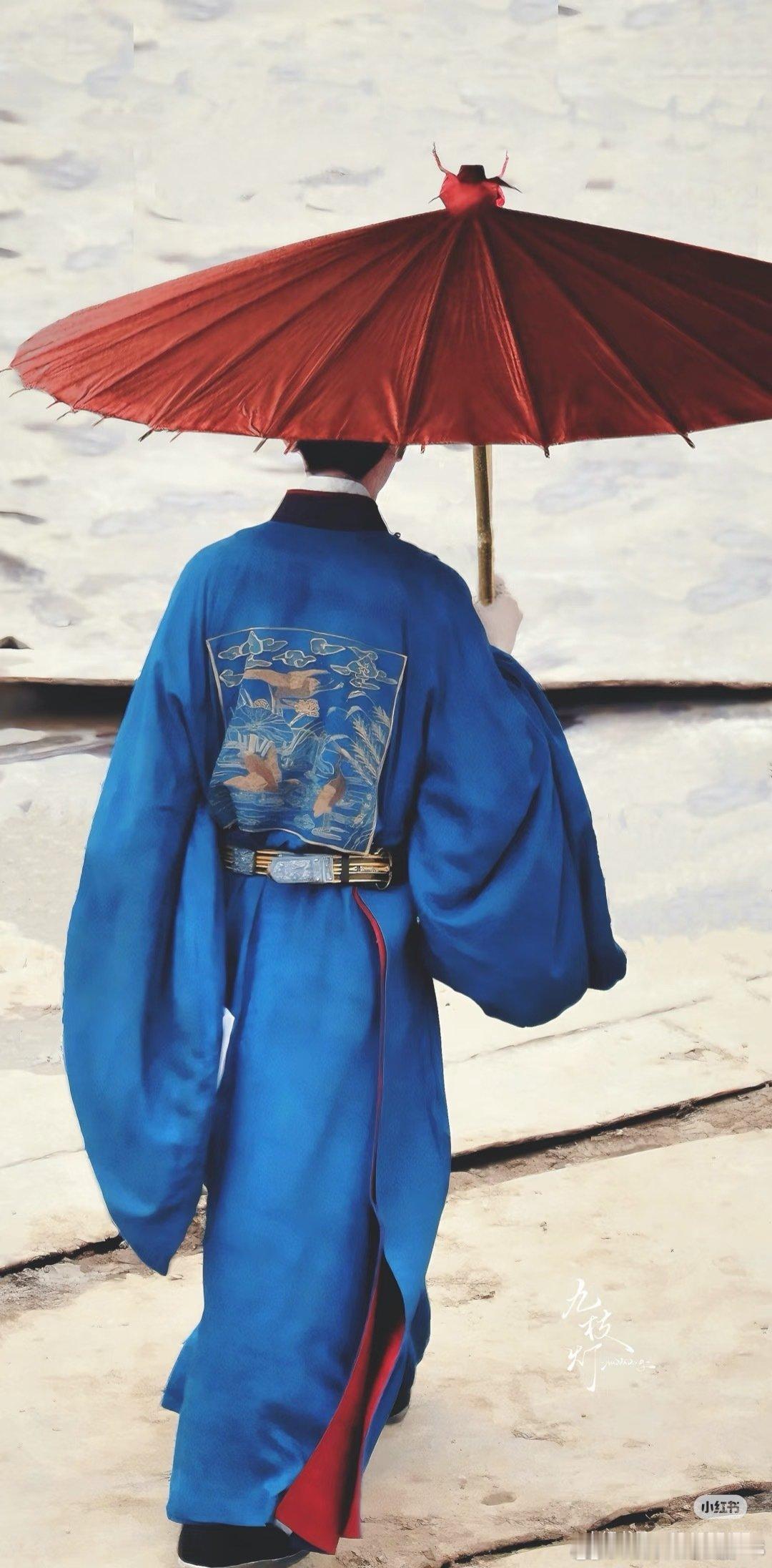 这哪个群演！衣服都不合身，太敷衍了～​​​
