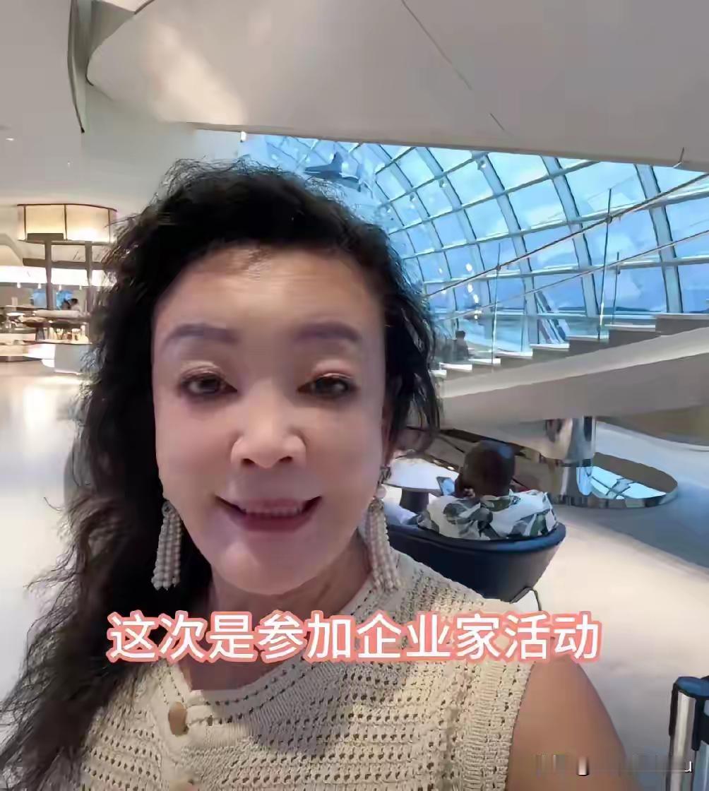 兰姐最近特别安静，大草原也没有去了。没有见到她和孩子们一起。兰姐都是努力赚钱，做