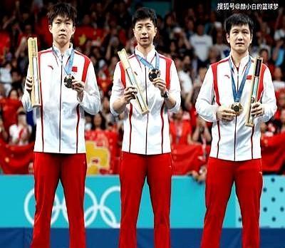 最近国乒的评价风向真让人摸不着头脑！马龙压制樊振东时，媒体名宿齐刷刷夸马龙；