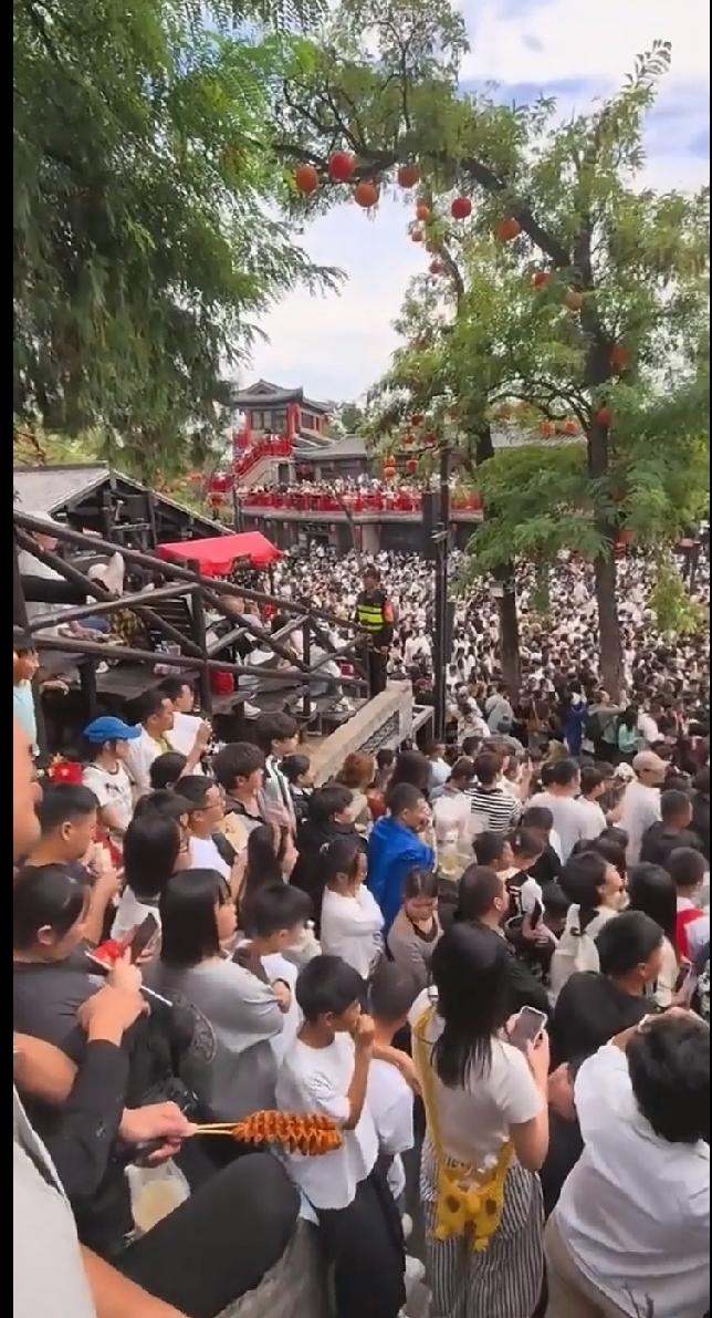 河南万岁山只见人不见“山”，火爆背后藏着文旅的喜与忧提到万岁山，不少第一次