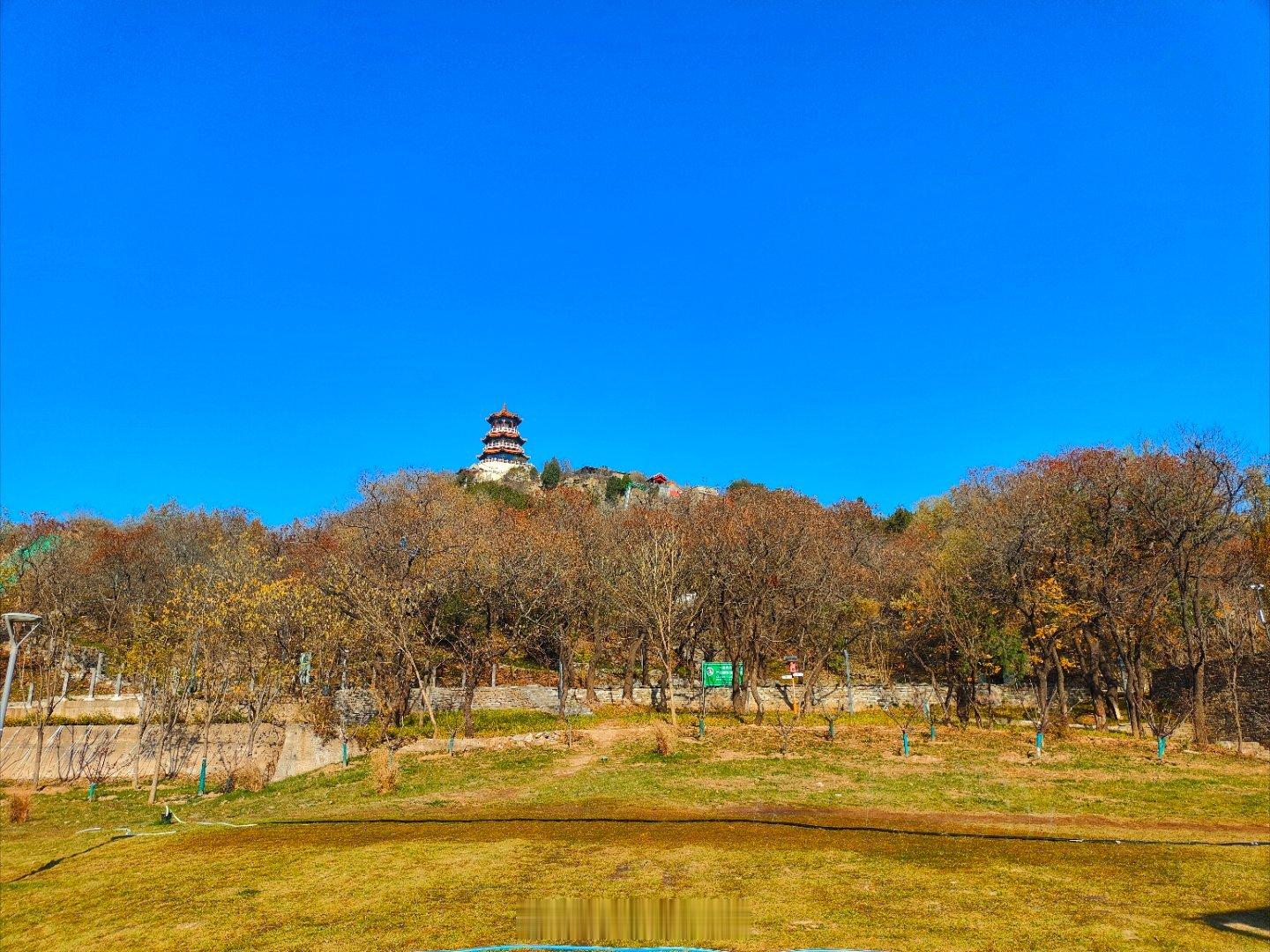 石景山真的有座山！我经常来石景山，但是这次是我第一次来石景“山”！图一这座小山就