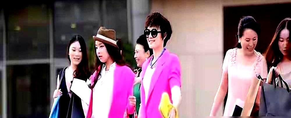 孙俪一把扯下几十万的高定礼服，转头套上荧光绿外套，顶着个爆炸头就冲进镜头。你敢信