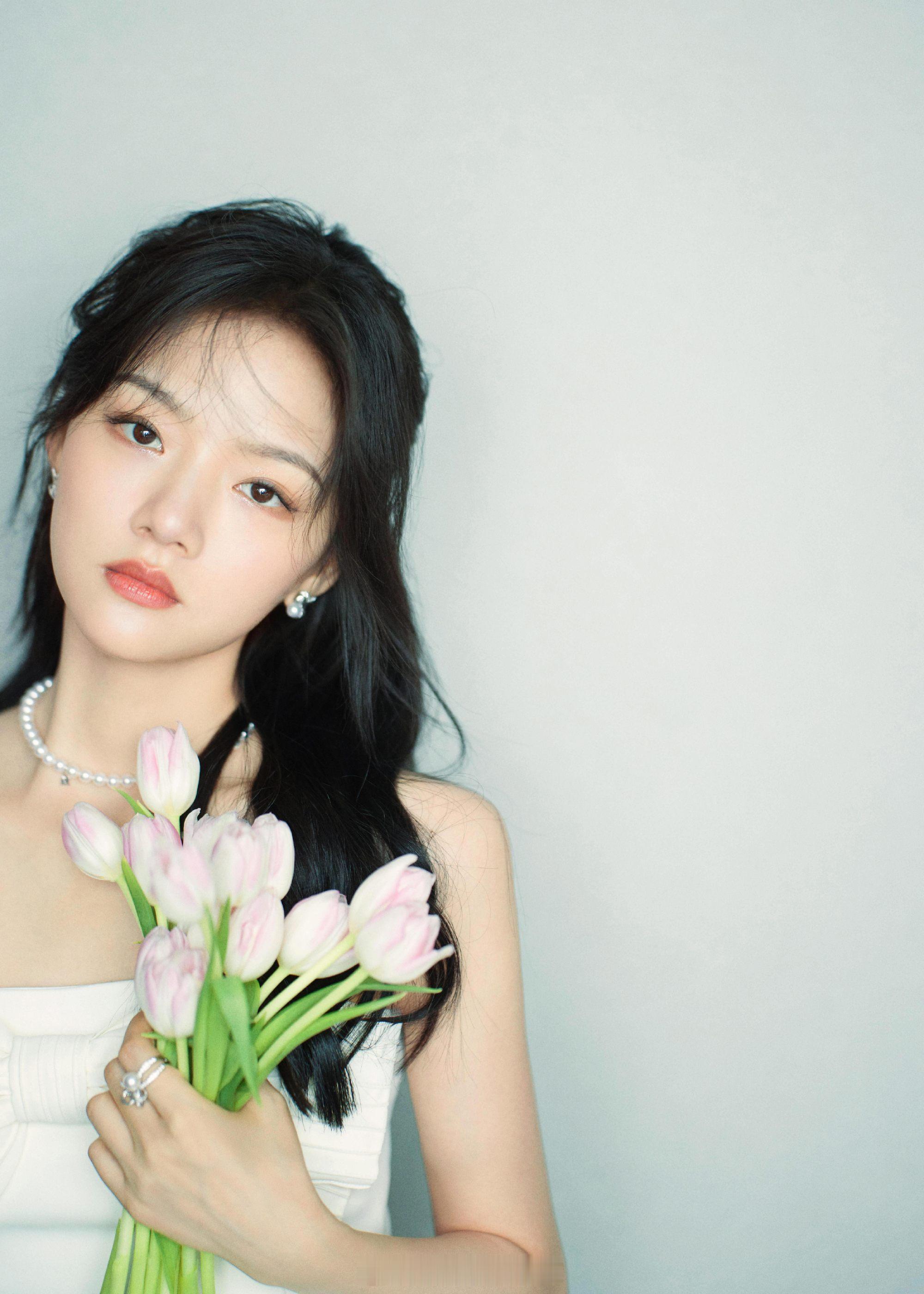 任敏白裙鲜花大片