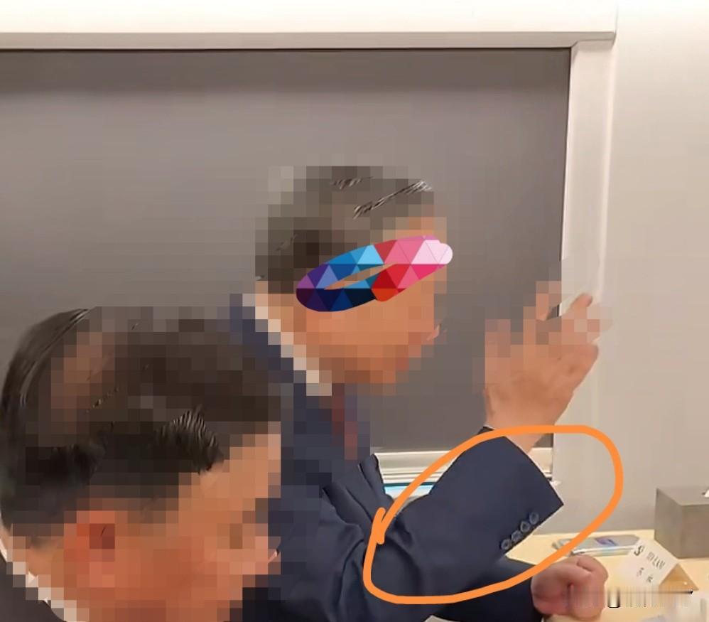 一直没搞明白，西服袖子上面的扣子是用来干啥的，只是为了装饰吗？