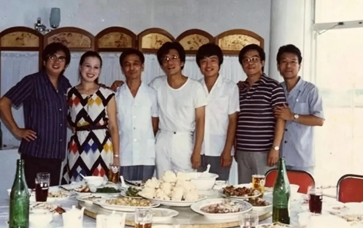1986年8月，相声演员侯耀文在青岛收徒李炳杰仪式上的合影。镜头中从左到右分别是