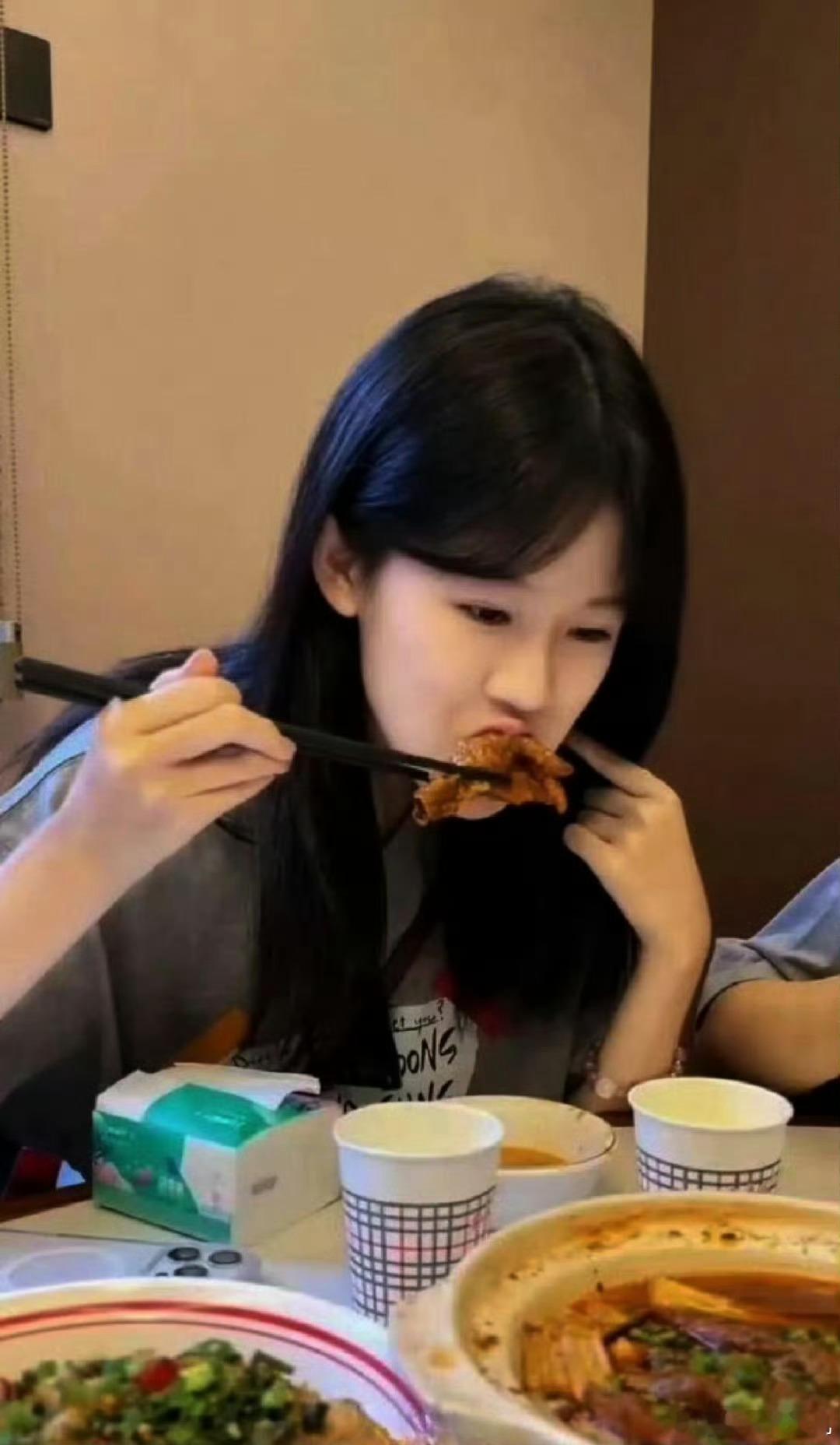 陆毅鲍蕾太会养女儿了贝儿真的越长越有气质了！唱歌的时候眼睛里像有星星，又乖又灵动