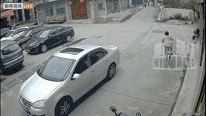 两初中生扶起摔倒老太，遭索赔22万。案件有了最新进展，据报道，老太已经撤回起