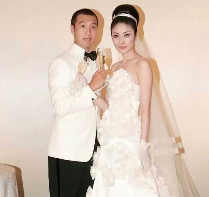 她手握顶级资源，却把儿子藏了17年。直到最近，家族合照意外流出，人们才看清两个