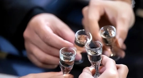 “千万不要贪杯！”2025年，新疆，一导游带着2对夫妻一起自驾游，这期间受到2名