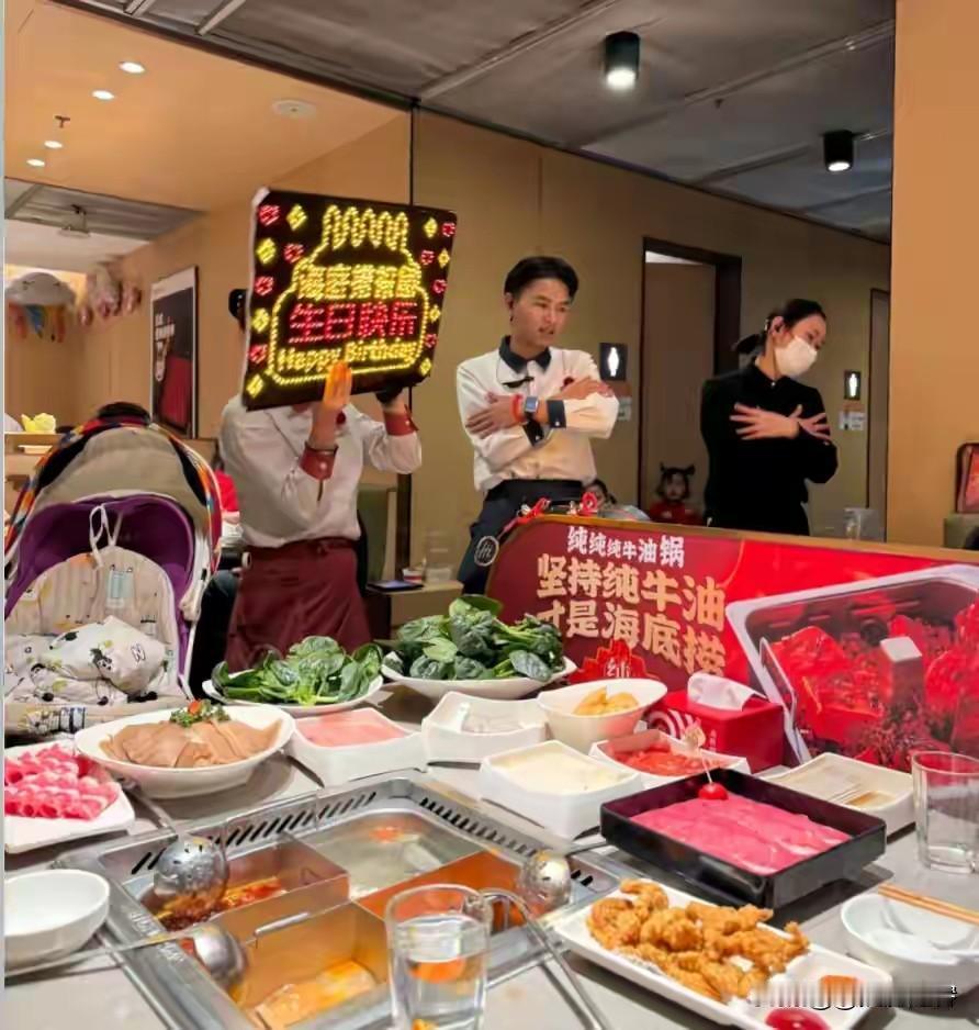 海底捞逼服务员垫500块？大公司病：让底层填老板的坑！海底捞这事儿透着一股