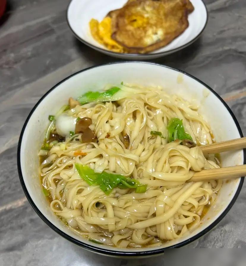 我婆婆给我老公做饭，只要没有特别交代，永远都是给你煮碗面条，顶多再问一句，要不要