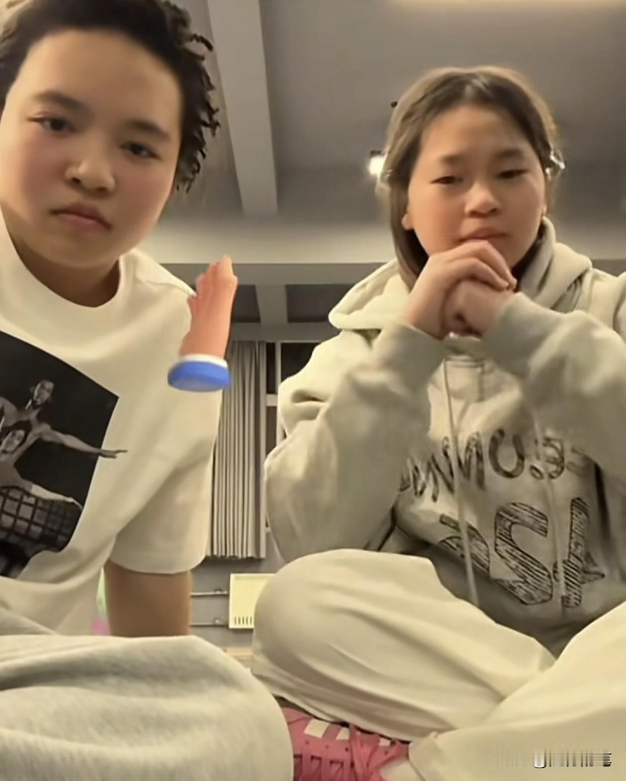 全红婵过完年回广州了，在26日晚上居然与刘清漪一起直播，两人一起练习跳街舞。