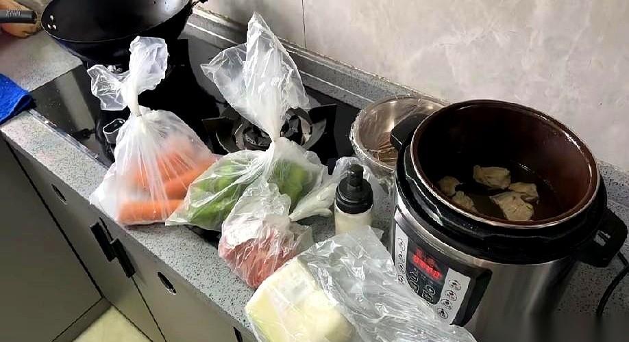 累了一天推开家门，厨房冷锅冷灶。沙发上躺着个闲人，我还得赶紧系上围裙，去给她准